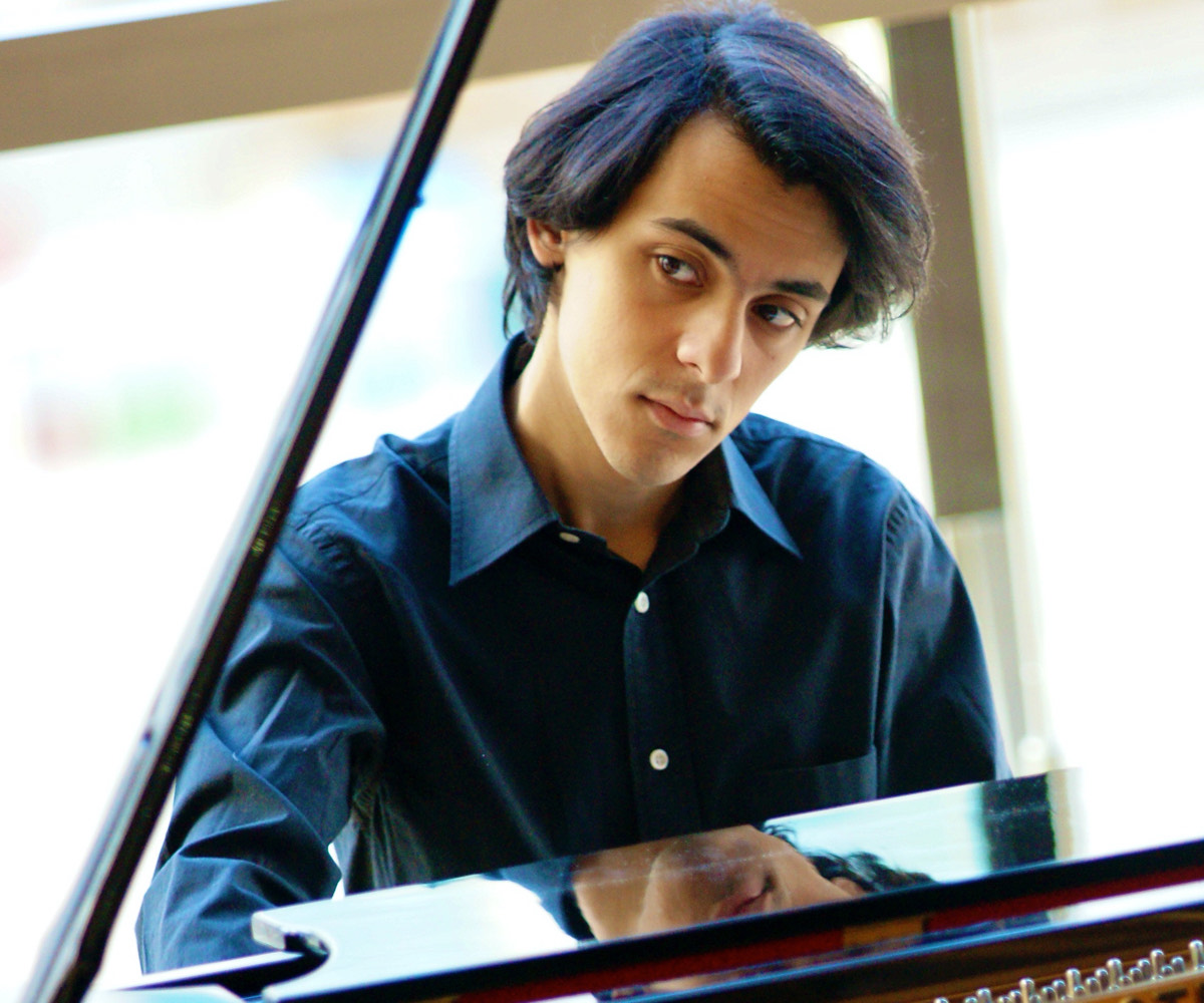Photo of the pianist Mehdi Ghazi